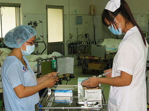 Chuẩn bị thuốc tiêm cho bệnh nhân tại Khoa Hồi sức tích cực - Chống độc Bệnh viện Nhân dân Gia Định