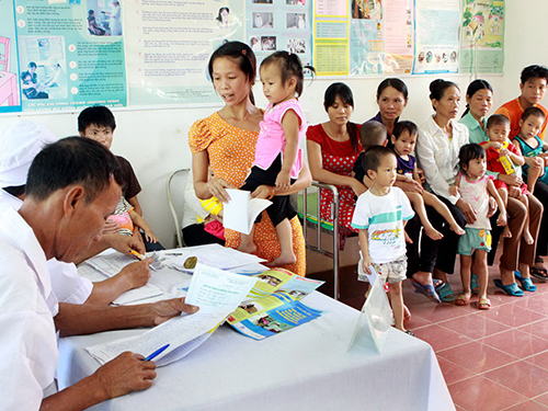 Tiêm vắc xin sởi - Rubella tại huyện Thanh Sơn, tỉnh Phú ThọẢnh: Ngọc Dung