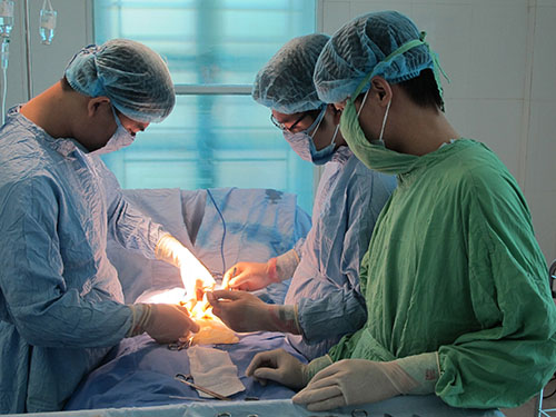 Phẫu thuật điều trị biến chứng do lạm dụng thuốc tăng cường sinh lực tại một bệnh viện ở Hà Nội