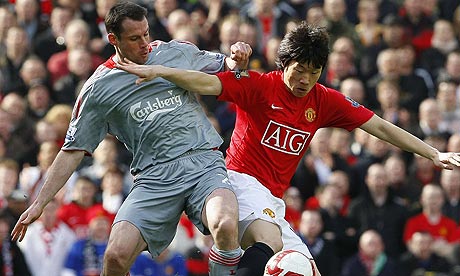 Ji-sung (phải) trong màu áo M.U