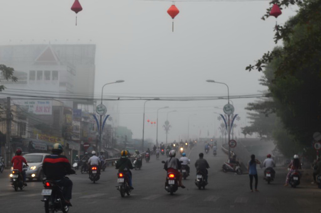 Hơn 7 giờ nhưng người dân TP Cần Thơ vẫn phải bật đèn xe khi tham gia giao thông
