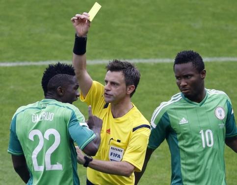 Trọng tài Rizzoli phạt thẻ vàng cầu thủ Nigeria trong trận gặp Argentina ở vòng bảng