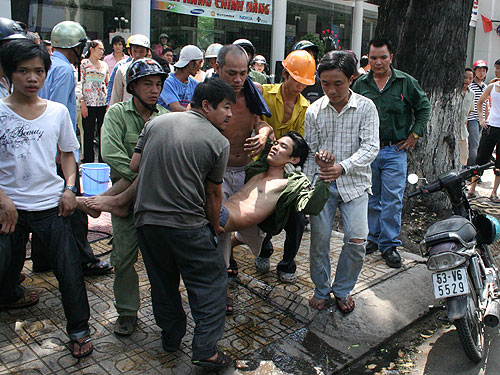 Cấp cứu một nạn nhân bị tai nạn lao động do bị điên giật