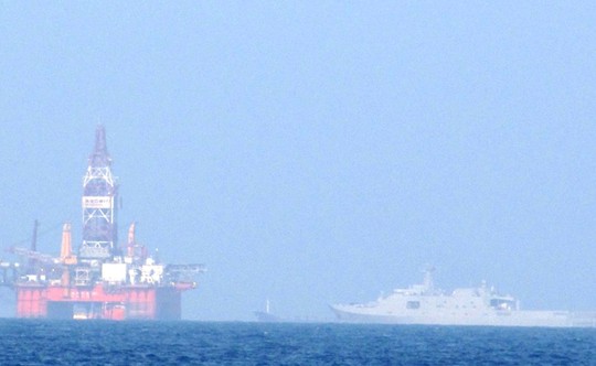 Tàu chiến 2 vạn tấn (bên phải) của Trung Quốc đang kè kè bên cạnh giàn khoan Hải dương 981 hạ đặt trái phép trong vùng biển của Việt Nam. Ảnh: Hoàng Dũng