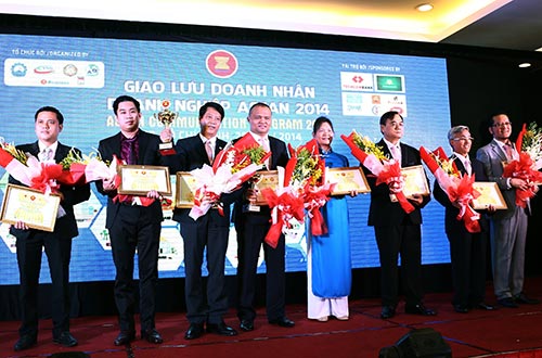 Ông Nguyễn Đăng Thanh, Giám đốc Khối Khách hàng doanh nghiệp (thứ tư từ trái sang), đại diện Techcombank nhận giải
