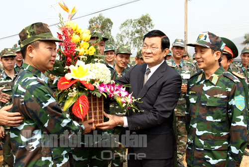Chủ tịch nước tặng hoa cán bộ, chiến sĩ tham gia bắn nghiệm thu tên lửa thuộc sư đoàn 367