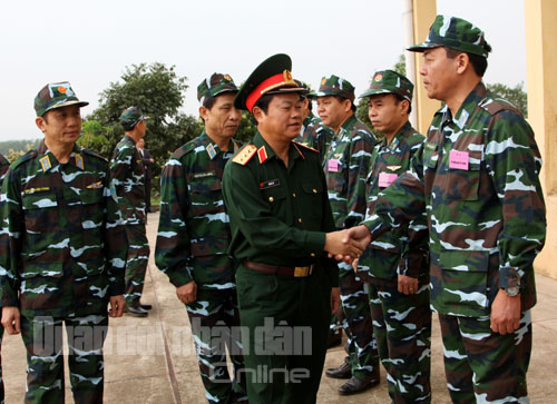 Thượng tướng Đỗ Bá Tỵ có mặt tại trường bắn khá sớm để kiểm tra, nắm tình hình chuẩn bị bắn nghiệm thu