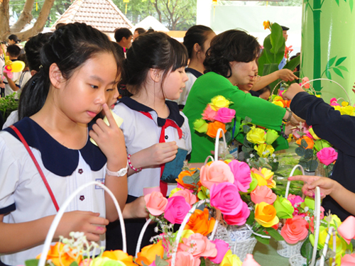 Học sinh Trường tiểu học Nguyễn Bỉnh Khiêm, quận 1, TP.HCM tham gia lễ hội mùa xuân 2014 do nhà trường tổ chức ngày 23-1 - Ảnh: N.Đ.