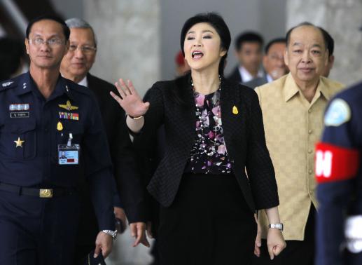 Bà Yingluck rời tổng hành dinh của Không quân THái Lan sau cuộc họp nội các ngày 23-1. Ảnh: REUTERS