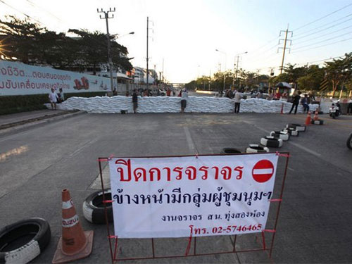 Chiến dịch đóng cửa thủ đô của PDRC diễn ra khá bình lặng.

Tuy nhiên, một số tiếng súng đã nổ lên trong đêm qua. Ảnh: Bangkok Post
