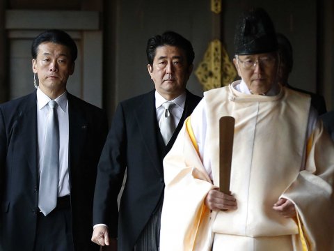 Thủ tướng Nhật Bản Shinzo Abe đến thăm đền Yasukun. Ảnh: Reuters
