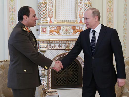 Tổng thống Nga Vladimir Putin (phải) tiếp Bộ trưởng Quốc phòng Ai Cập Abdel Fattah el-Sisi hôm 13-2Ảnh: AP