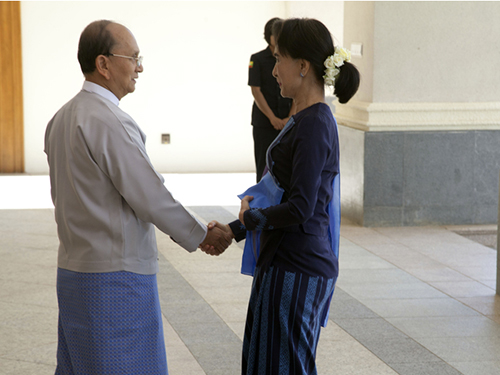 Tổng thống Thein Sein gặp lãnh đạo đối lập Aung San Suu Kyi ngày 31-10Ảnh: AP