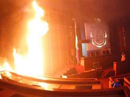 Các thành viên hội đồng giáo viên bang Guerrero đốt cháy hội trường của cơ quan lập pháp ở TP Chilpancingo hôm 12-11Ảnh: Reuters