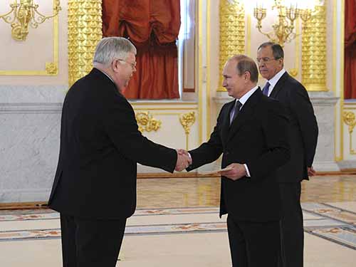 Tân đại sứ Mỹ tại Nga John Tefft (trái) trình quốc thư cho Tổng thống Vladimir Putin hôm 19-11 
Ảnh: REUTERS