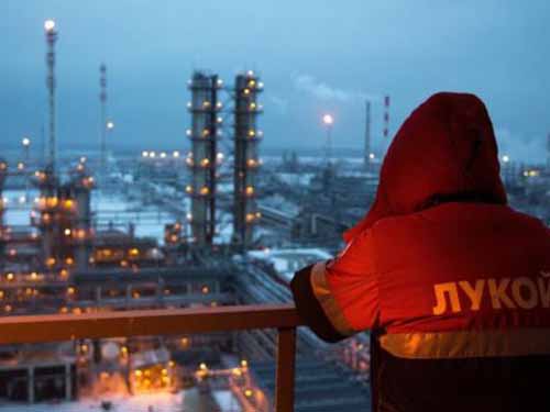 Một nhà máy lọc dầu ở TP Nizhny Novgorod - NgaẢnh: Bloomberg