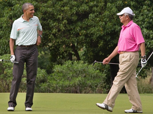 Tổng thống Mỹ Barack Obama (trái) và Thủ tướng Malaysia Najib Razak tỏ ra vui vẻ trên sân golf Ảnh: AP
