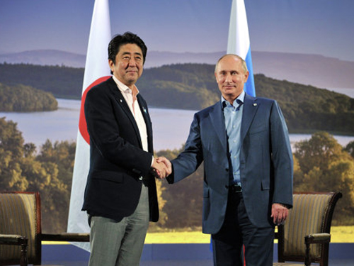 Tổng thống Nga Vladimir Putin (phải) và Thủ tướng Nhật Bản Shinzo Abe đang nỗ lực chấm dứt tranh cãi về chủ quyền biển đảoẢnh: RIA Novosti
