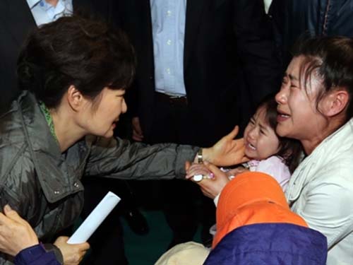 Tổng thống Hàn Quốc Park Geun-hye an ủi bé Kwon Ji-young trong cuộc gặp gỡ các gia đình có người thân mất tích trên tàu Sewol hôm 17-4Ảnh: YONHAP
