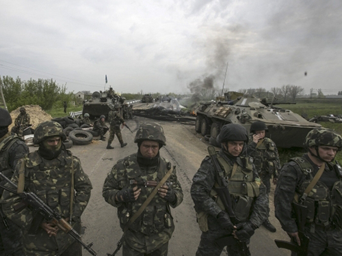 Binh sĩ Ukraine tại một chốt chặn của phe ly khai ở Slavyansk hôm 2-5Ảnh: REUTERS