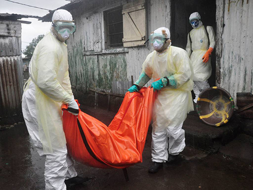 Thi thể một người bị nghi tử vong vì Ebola được đưa ra khỏi nhà ở ngoại ô thủ đô Monrovia - LiberiaẢnh: AP