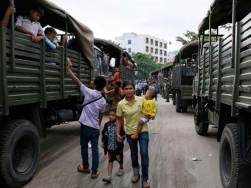 Dân nhập cư Campuchia được xe quân sự đưa về thị trấn PoipetẢnh: The Phnom Penh Post