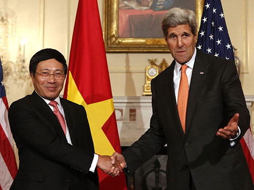 Ngoại trưởng Mỹ John Kerry (phải) tiếp Phó Thủ tướng, Bộ trưởng Bộ Ngoại giao Phạm Bình Minh hôm 2-10 Ảnh: Reuters