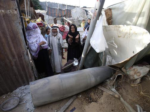 Tên lửa bắn từ máy bay của Israel phá hủy nhà cửa ở TP Rafah, miền Nam Dải GazaẢnh: Reuters