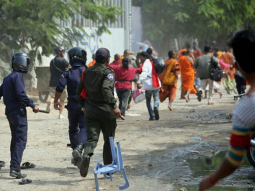 Người biểu tình bỏ chạy khi lực lượng an ninh tiến vào Công viên Tự do hôm 4-1
Ảnh: CAMBODIA DAILY