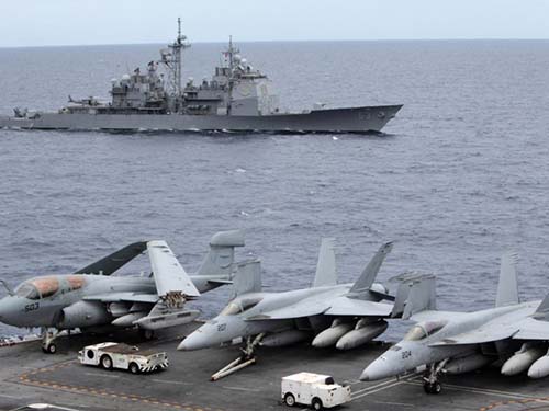 Tàu sân bay USS George Washington và tàu tuần dương USS Cowpens trong một nhiệm vụ ở biển Đông Ảnh: Reuters