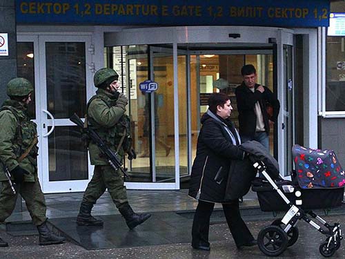 Sân bay Symferopol vẫn hoạt động bình thường dù xuất hiện những tay súng không rõ nguồn gốc hôm 28-2
Ảnh: REUTERS