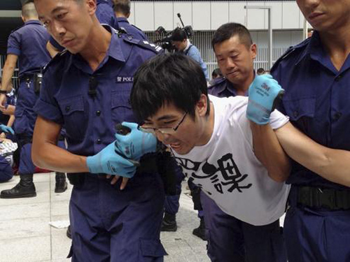Chủ tịch Liên đoàn Sinh viên Hồng Kông Alex Chow bị cảnh sát đưa đi ngày 27-9Ảnh: REUTERS