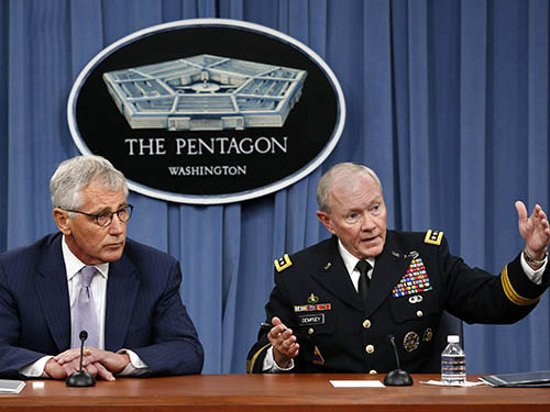 Bộ trưởng Quốc phòng Mỹ Chuck Hagel (trái) và Chủ tịch Hội đồng Tham mưu trưởng Liên quân Mỹ, tướng Martin Dempsey, tại cuộc họp báo hôm 21-8Ảnh: Reuters