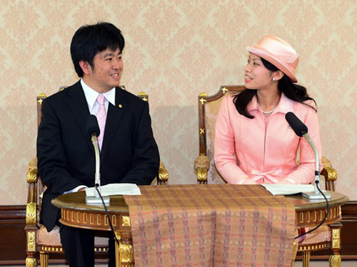 Công chúa Noriko cùng hôn phu Kunimaro Senge trong cuộc họp báo ngày 27-5 ở TokyoẢnh: EPA