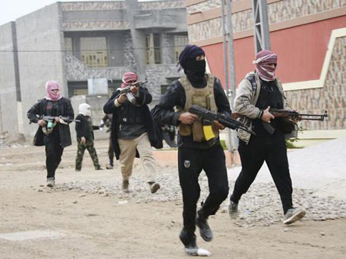 Các tay súng bộ tộc tuần tra Fallujah hôm 5-1. Phiến quân thân al-Qaeda đang tìm cách lôi kéo lực lượng này chống quân chính phủ 
Ảnh: REUTERS
