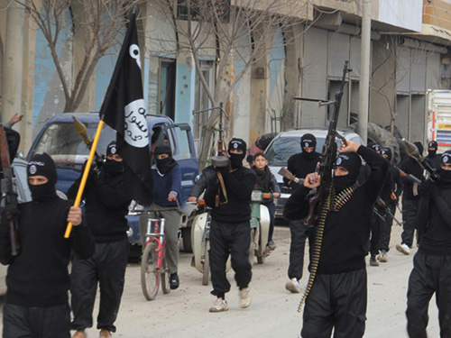 Các tay súng nhóm Nhà nước Hồi giáo phô trương thanh thế tại Raqqa - SyriaẢnh: Reuters