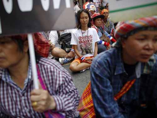 Một nhóm nông dân và người biểu tình chống chính phủ tập trung bên ngoài trụ sở Lực lượng cảnh sát hoàng gia Thái Lan ở Bangkok hôm 4-3
Ảnh: Reuters