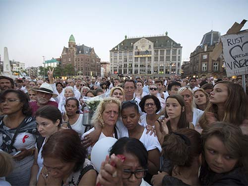 Người dân Amsterdam - Hà Lan tuần hành tưởng niệm nạn nhân vụ rơi máy bay MH17 hôm 23-7 Ảnh: Reuters