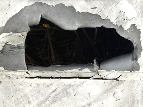 Mảnh vỡ của MH17 được tìm thấy ở Petropavlovka, miền Đông Ukraine Ảnh: Financial Times