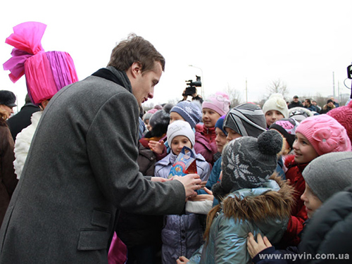 Alexei Poroshenko - con trai Tổng thống Petro Poroshenko - trong một lần phát quà cho trẻ em Ukraine Ảnh: MYVIN.COM.UA