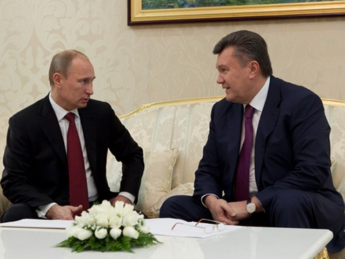 Tổng thống Putin (trái) xác nhận đã giúp cựu Tổng thống Ukraine Viktor Yanukovych chạy trốn Ảnh: PRESIDENT.GOV.UA