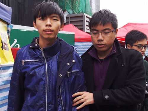 Joshua Wong được dìu đi vệ sinh ngày 4-12 Ảnh: SCMP