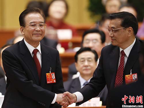 Cựu Thủ tướng Ôn Gia Bảo (trái) và Thủ tướng đương nhiệm Lý Khắc CườngẢnh: CHINA NEWS