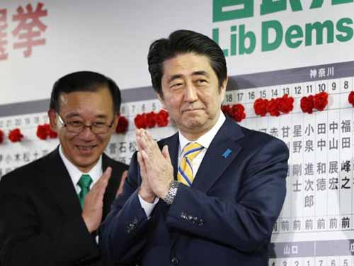 Thủ tướng Shinzo Abe tại trụ sở LDP tối 14-12
Ảnh: REUTERS