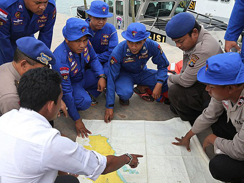 Hải quân Indonesia bàn phương án tìm kiếm máy bay mất tíchẢnh: REUTERS