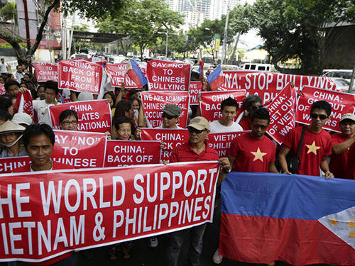 Người Việt và Philippines tuần hành phản đối Trung Quốc. Ảnh: AP