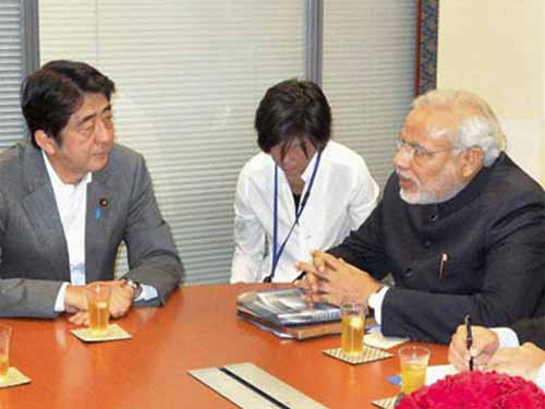 Hai ông Shinzo Abe và Narendra Modi trong lần gặp nhau ở Tokyo hồi năm 2012Ảnh: PTI