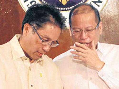 Tổng thống Philippines Benigno Aquino (phải) và Bộ trưởng Nội vụ Mar Roxas   Ảnh: INQUIRER