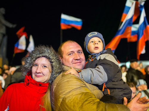 Người dân Crimea vui mừng sau khi nghị viện tuyên bố độc lập ngày 17-3.Ảnh: EPA