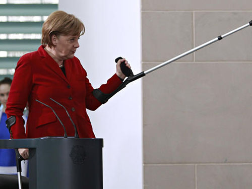 Bà Merkel từng phải dùng nạng sau cuộc phẫu thuật đầu gối hồi năm 2011
Ảnh: Reuters